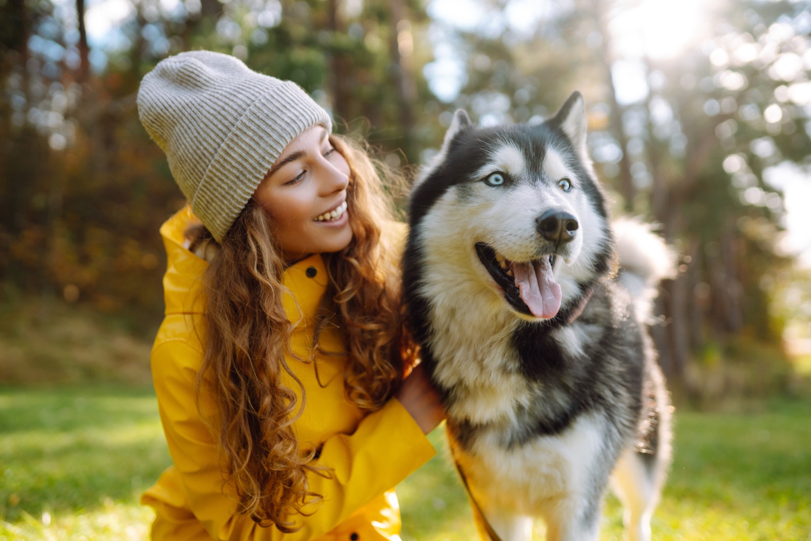 Mulher sorrindo ao ar livre com um husky, a foto aberta no FastEXIF